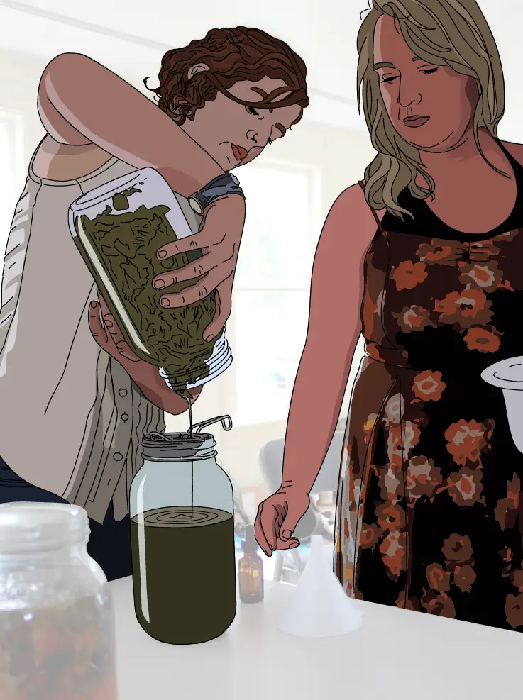 Zwei junge Frauen destillieren die flüssige Essenz aus Kräutern. Die Flüssigkeit wird von einem in ein anderes gläsernes Gefäß gegossen. Man erkennt die Kräuter im oberen Glas noch gut. Die beiden Frauen und die Kräutergläser wurden nachgezeichnet und somit fokussiert.