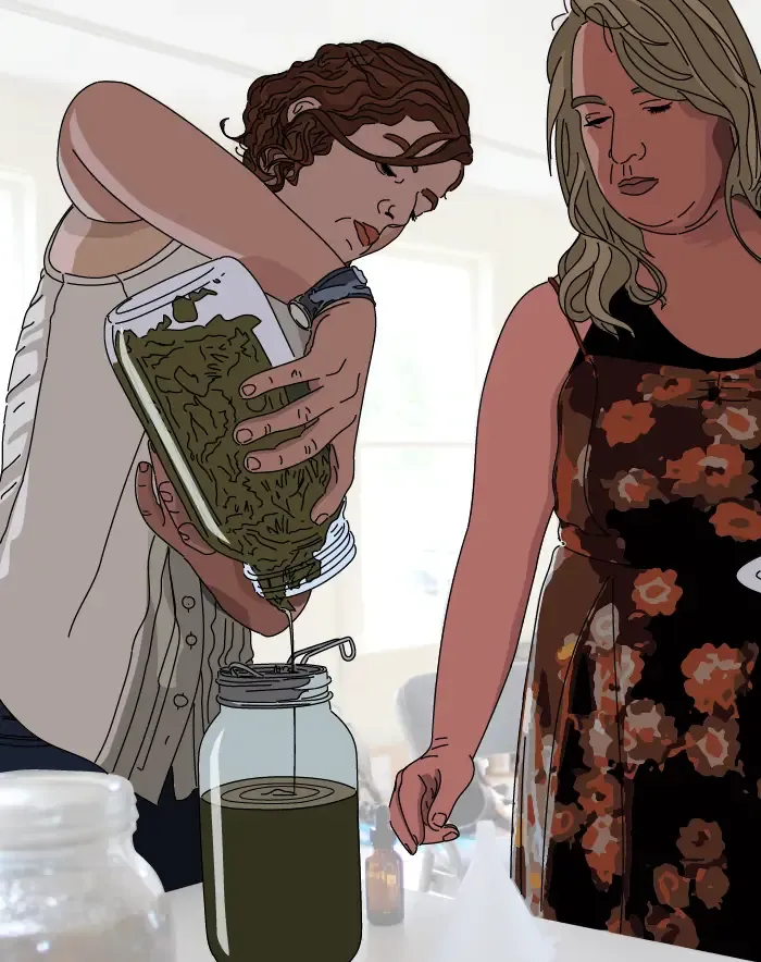 Zwei junge Frauen destillieren die flüssige Essenz aus Kräutern. Die Flüssigkeit wird von einem in ein anderes gläsernes Gefäß gegossen. Man erkennt die Kräuter im oberen Glas noch gut. Die beiden Frauen und die Kräutergläser wurden nachgezeichnet und somit fokussiert.